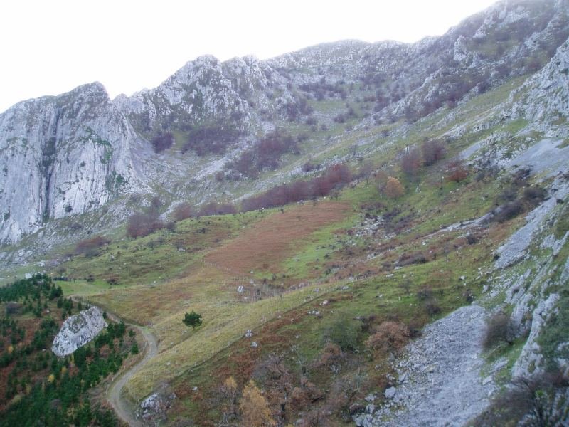 Anboto Sakona Larranora igotzen den bidetik ikusita