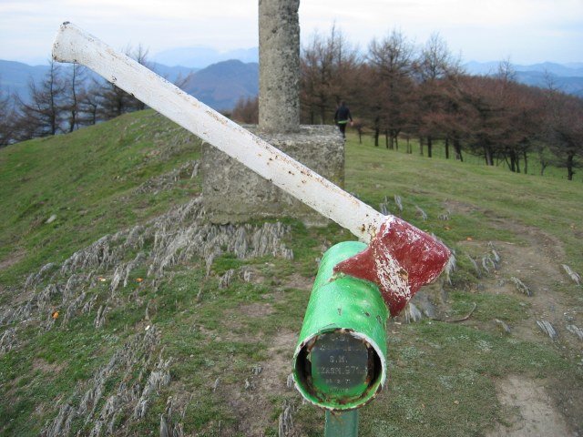 Beste argazkietan agertzen den buzoiaren kokapena aldatu da, ezta?