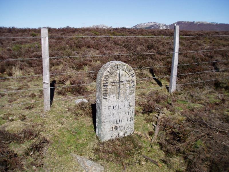 Hilarria tximistak jota hil zen gizonezko baten oroigarri tontorretik gertu