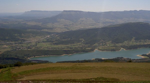 Pantano de Ordunte y Castro Grande al fondo desde Maza de Pando