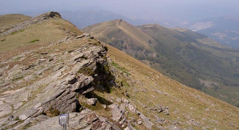 Montes de Arno con Buz?n Odoriaga en primer plano