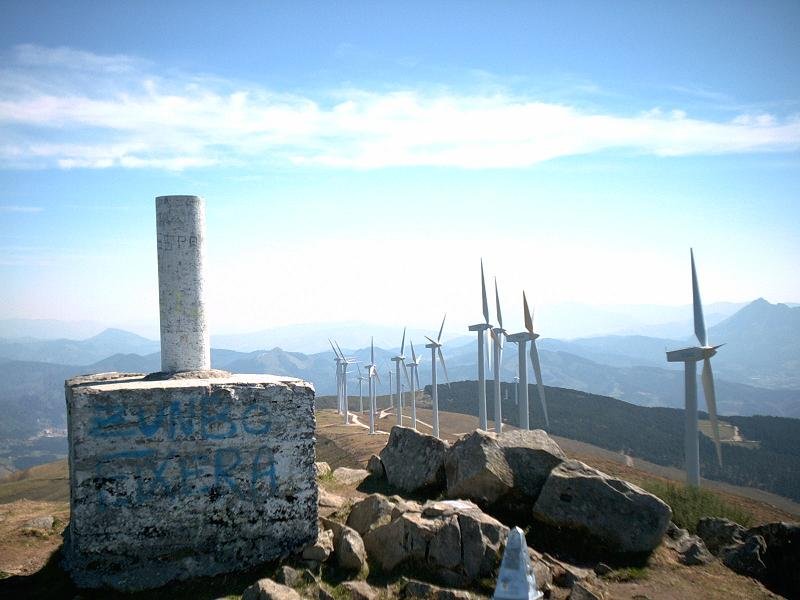 Oiz mendiko tontorra eta parke eolikoa