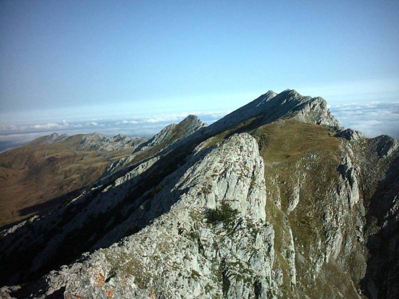 Aizkorriko gailurretik, mendizerraren ikuspegia