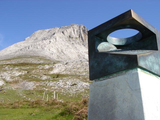 Escultura en Zabalandi con Anboto detr