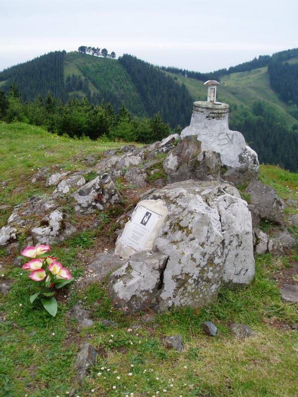 Aizketako buzoia eta oroigarria