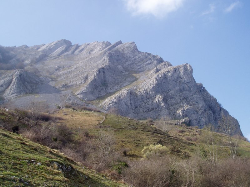 Astunaldeko lepora igotzen den bidetik ikusita