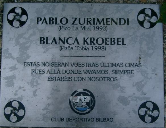 Placa En El Suelo Junto A Buzon