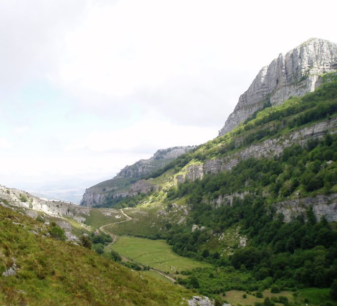 Brenavinto sakonunea eta Alto de la Posad?a lepoa Los Campanarios-en oinean