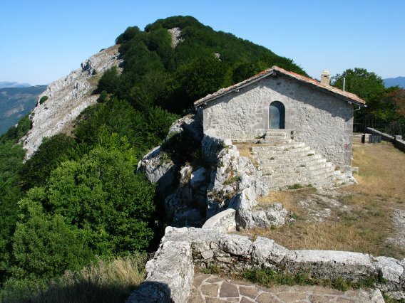 Mendia eta aterpea ermitaren ataritik