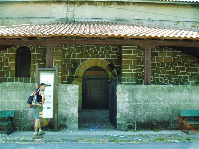Ermita de Santa Agueda,perciosa por fuera y por dentro.Si quereis verla por dentro pedir las llaves en el caserio de enfrente,merece la pena echarle un vistazo.