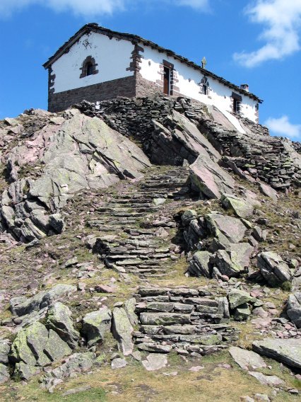 Azken txanpa. Harrizko mailak ermitara igotzeko.