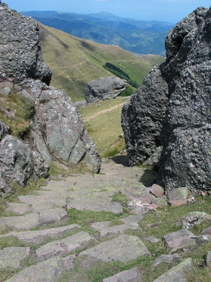 Harrizko mailak haitzartean, tontorretik gertu