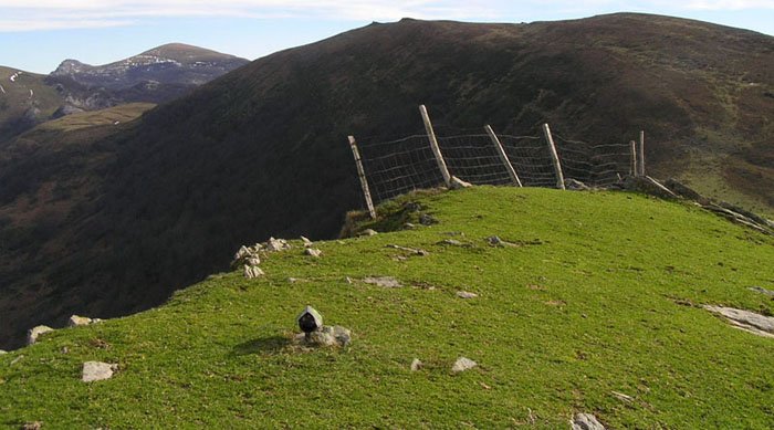 Cima y buz?n. Odoriaga al fondo