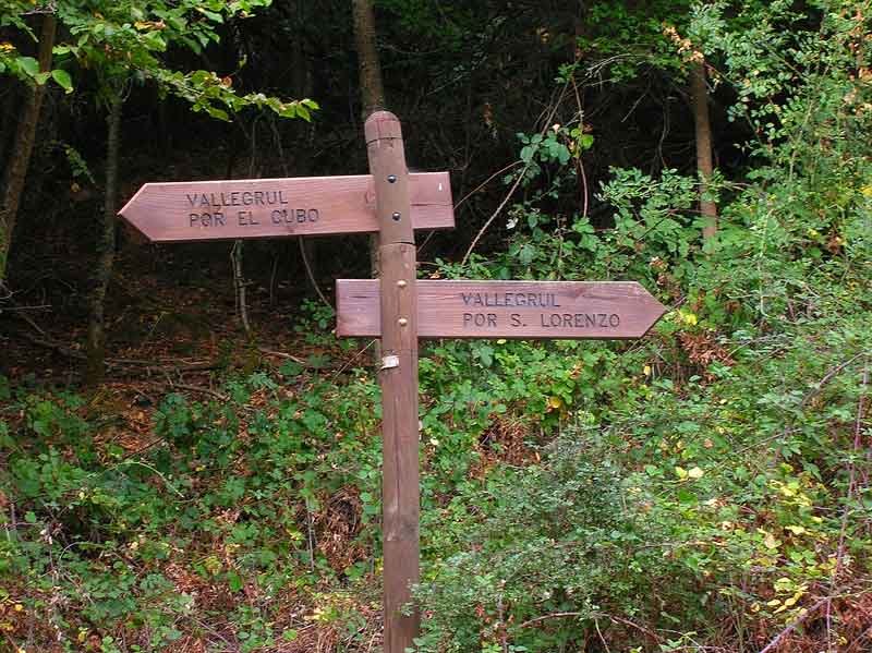 Tomamos el camino de la derecha,sin embargo para volver lo haremos por El Cubo.
