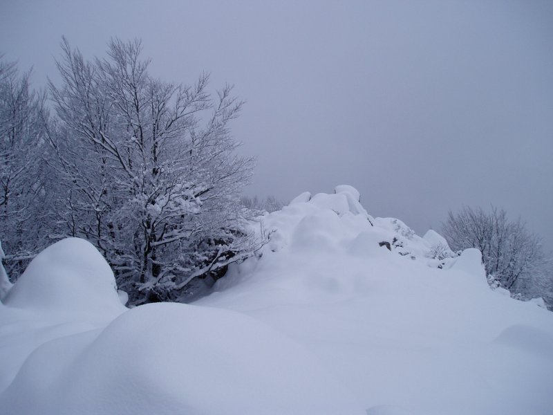 Tontorraren inguruko haitzak elurrak estalita