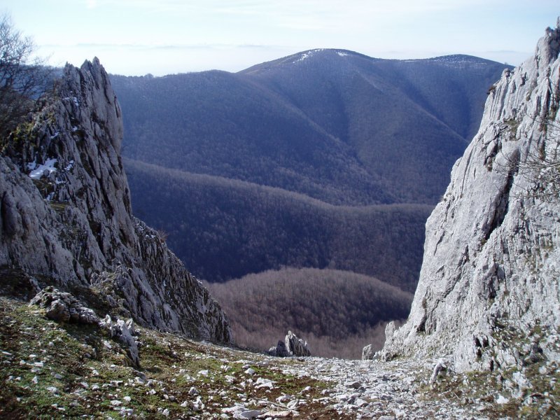 Hego-mendebaldera erortzen den kanal bat