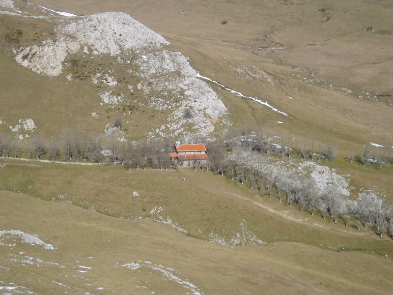Urbiako ermita tontorretik ikusita