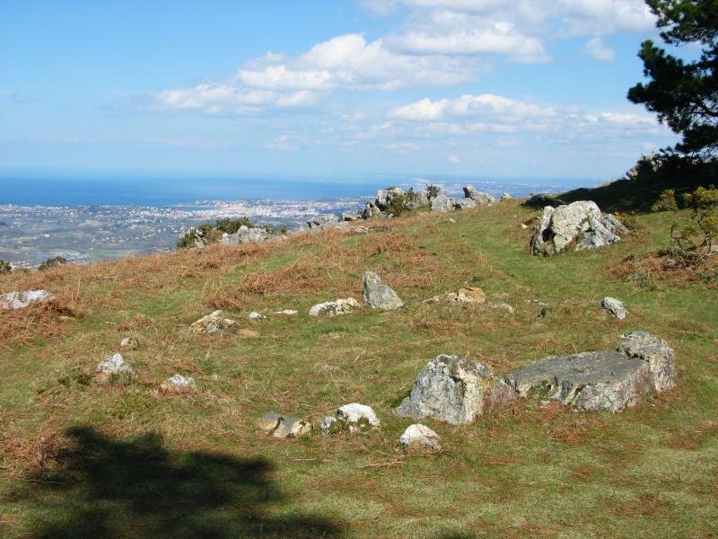 Cromlech bat, Ibardin aldeko igoeran.