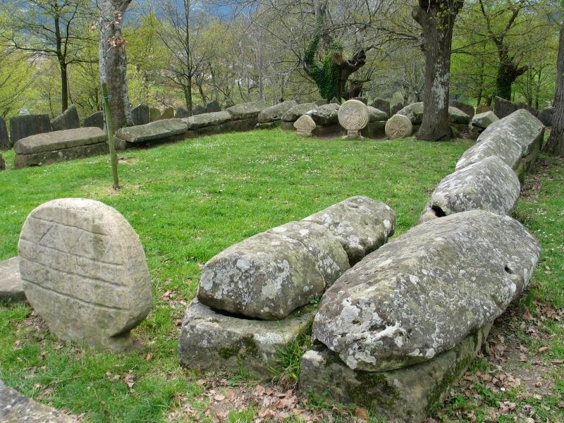 Arginetako harrizko hilobiak