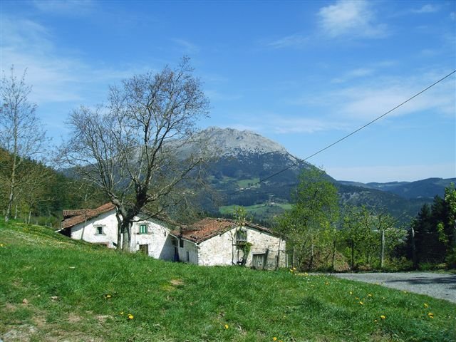 Caserio Naparrena y monte Udalaitz