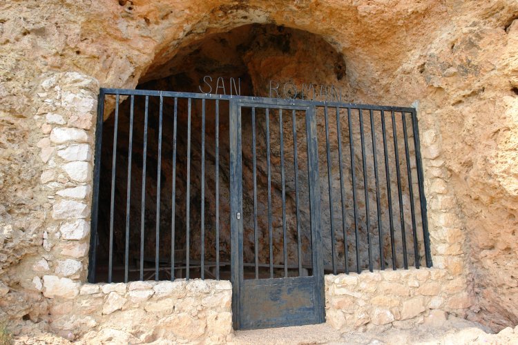 San Romanen ermita, haitzean zulatua