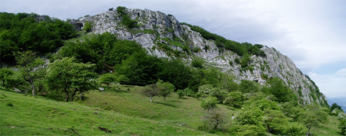 Itxinako ipar-ekialdeko ertza osatzen duten hormak Atxuloren inguruan