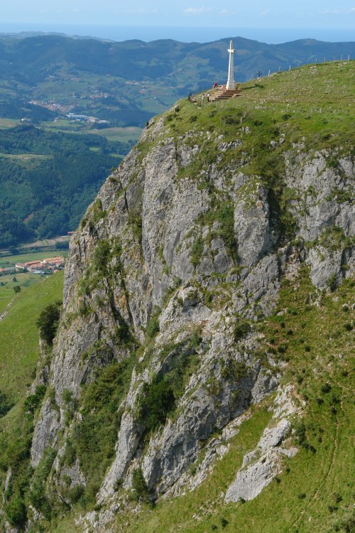 Gurutzea eta bere azpiko malkarra