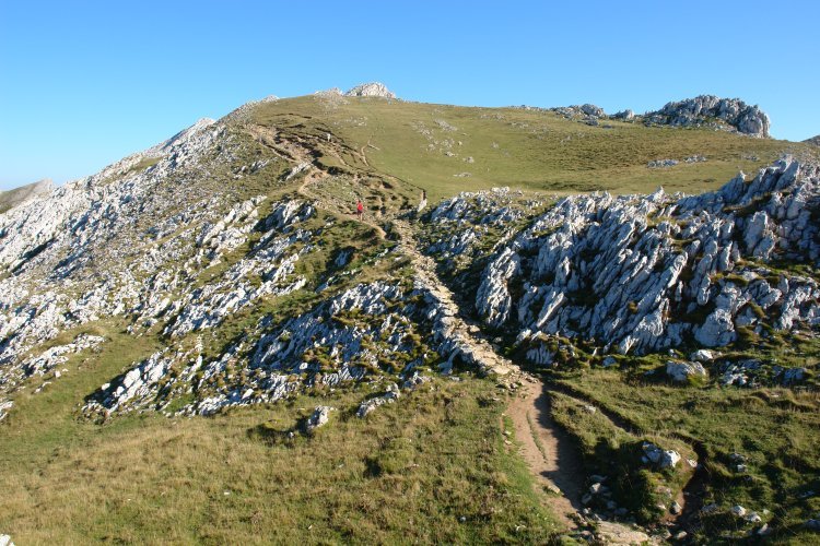 Aizkorri eta Aitxuri arteko bidearen arrastoa