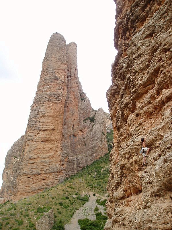 Eskalatzaile bat Pisón mailoaren hegoaldeko aurpegian