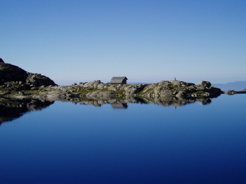 Colomina aterpea eta izen bereko aintzira