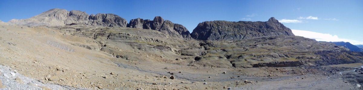 Zilindroko lepora igotzen den bidetik ikuspegi zabala