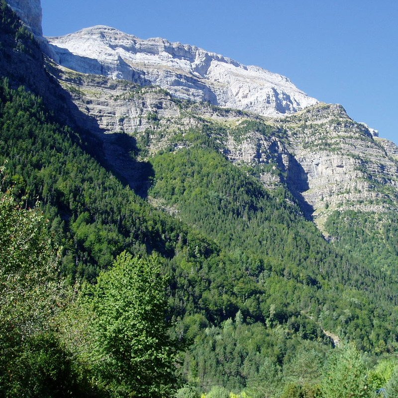 Tucas mendikatearen ikuspegi bat Pinetako kanpinetik