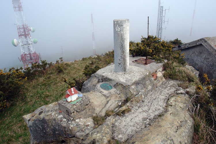 Buzoia eta erpin geodesikoa, antenaz inguratuak