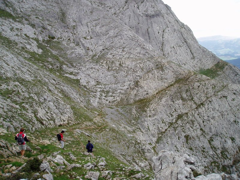 Hego-ekialdeko aurpegiaran barrenetik Arrazolara doan bidea