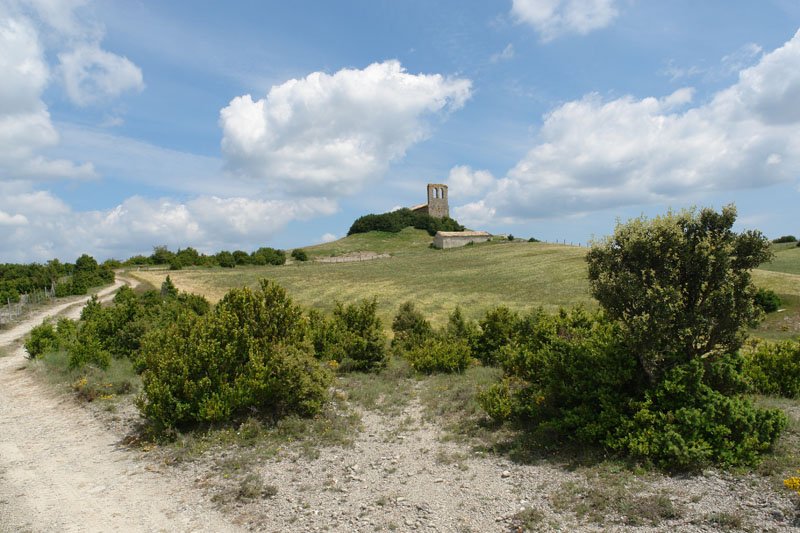 San Esteban ermita, muinoaren gainean