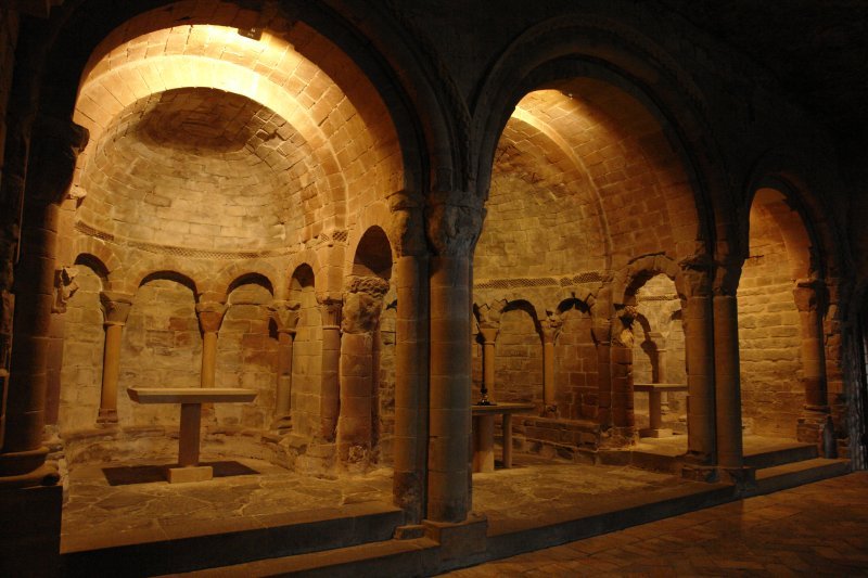 Monastegi zaharreko elizako aldareak