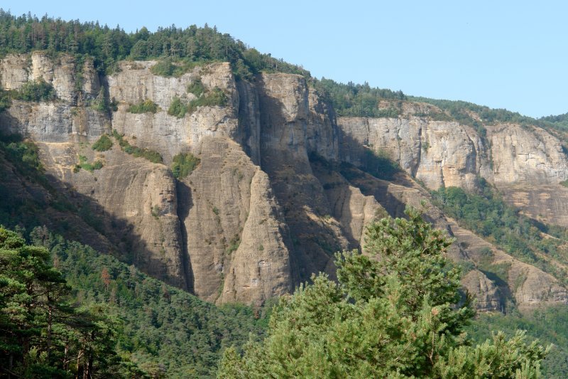 Monastegi zaharraren inguruko amildegiak