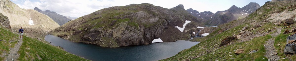 Ibón del Pecico de la Canal aintziraren inguruan ikuspegi zabala