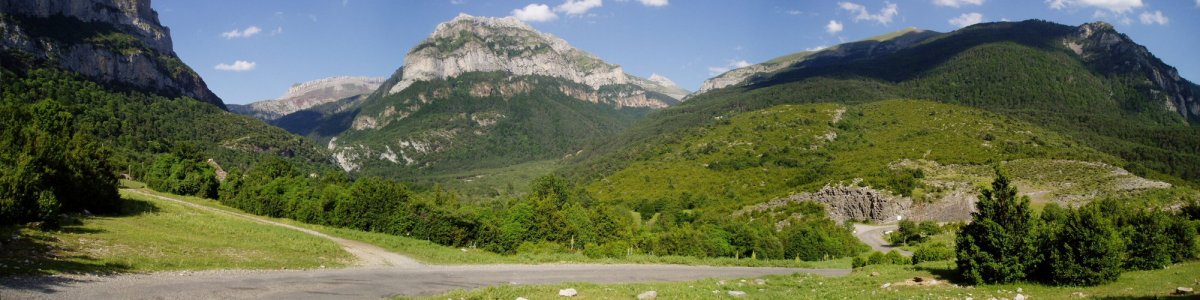 Acherteko Gaztelua, Aguerri, Bisaurin eta La Cuta Gabarditora igotzen den errepidearen hasieratik ikusita