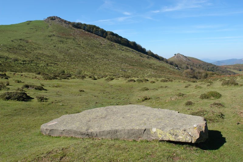 Harri etzana Alba eta Argibel arteko lepoan