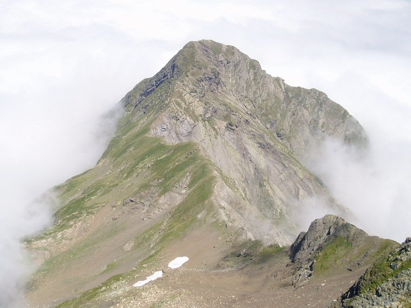 Ipar-ekialdeko gandorreko tontor bat tontor nagusitik ikusita