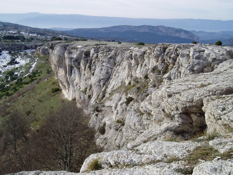 Mendebaldeko bizkarrak Valderejo aldera dituen hormak