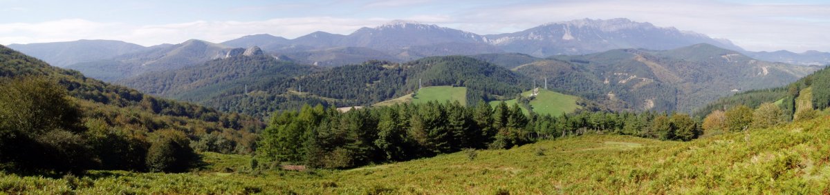 Etxegaratetik igotzen den bidetik hego-mendebaldera ikuspegi zabala