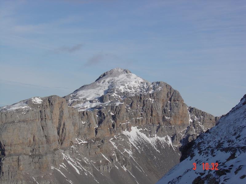 hiru erregeen mahaitik begiratuta