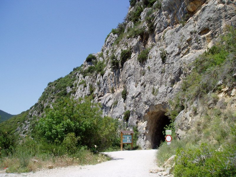 Arroilaren hegoaldeko ertzean trenbidearen sarrera