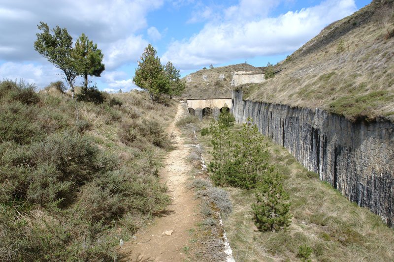 Gotorlekua inguratzen duen harresia