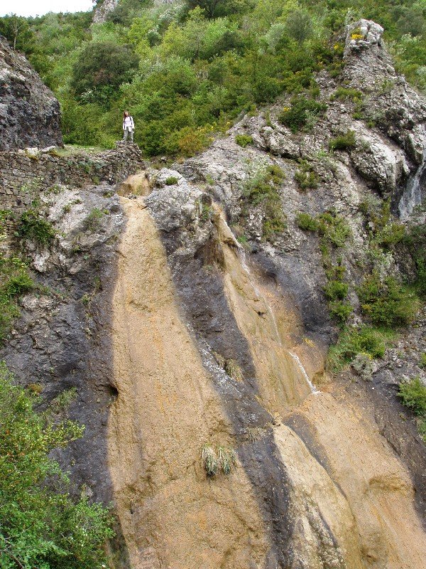 Bidea urjauzi garaien ondotik igarotzen da