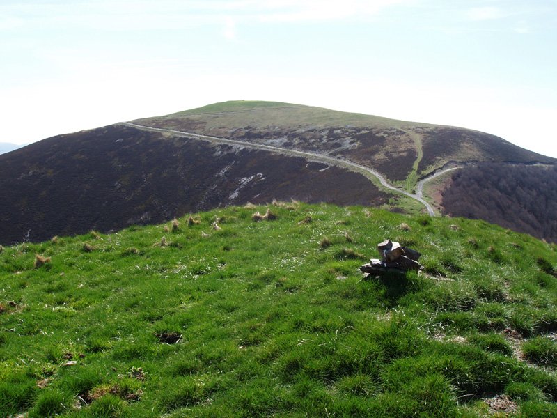 Mendimotz (1491m), gailurra. Atzean, Ortzantzurieta