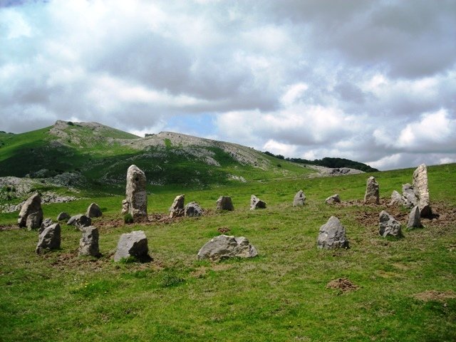 "Harrespil" modernoa Organbideko lepoan