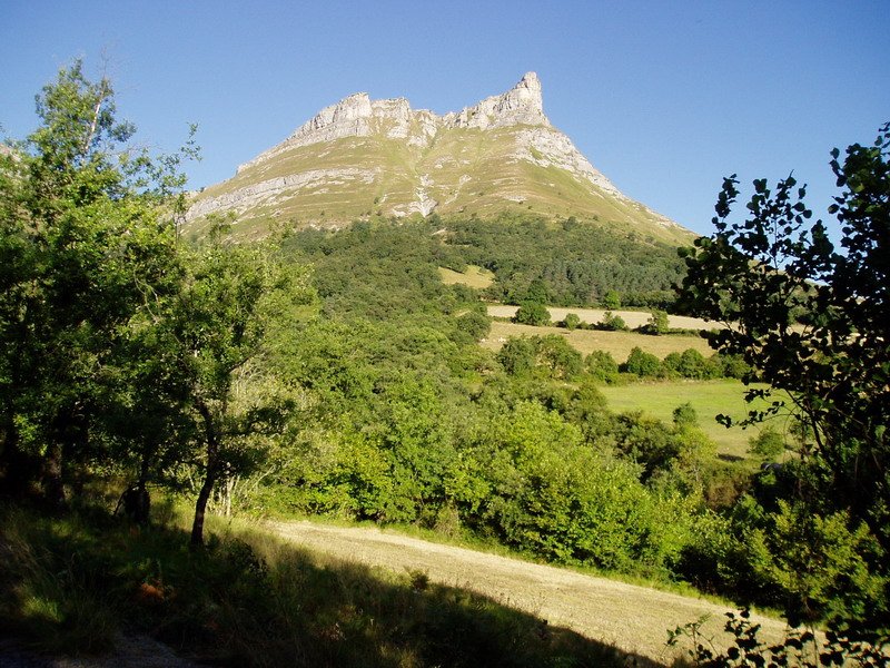 Lendoño Goitiatik igotzen den bidearen hasieratik ikusita
